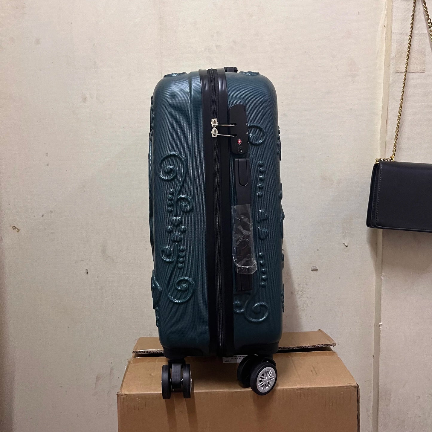 20 inc Black Skull Cabin Rolling Luggage Carry On Size Spinner Hardside Trolley Suitcase On Wheels - RELUX.STORE20 inc Black Skull Cabin Rolling Luggage Carry On Size Spinner Hardside Trolley Suitcase On Wheels