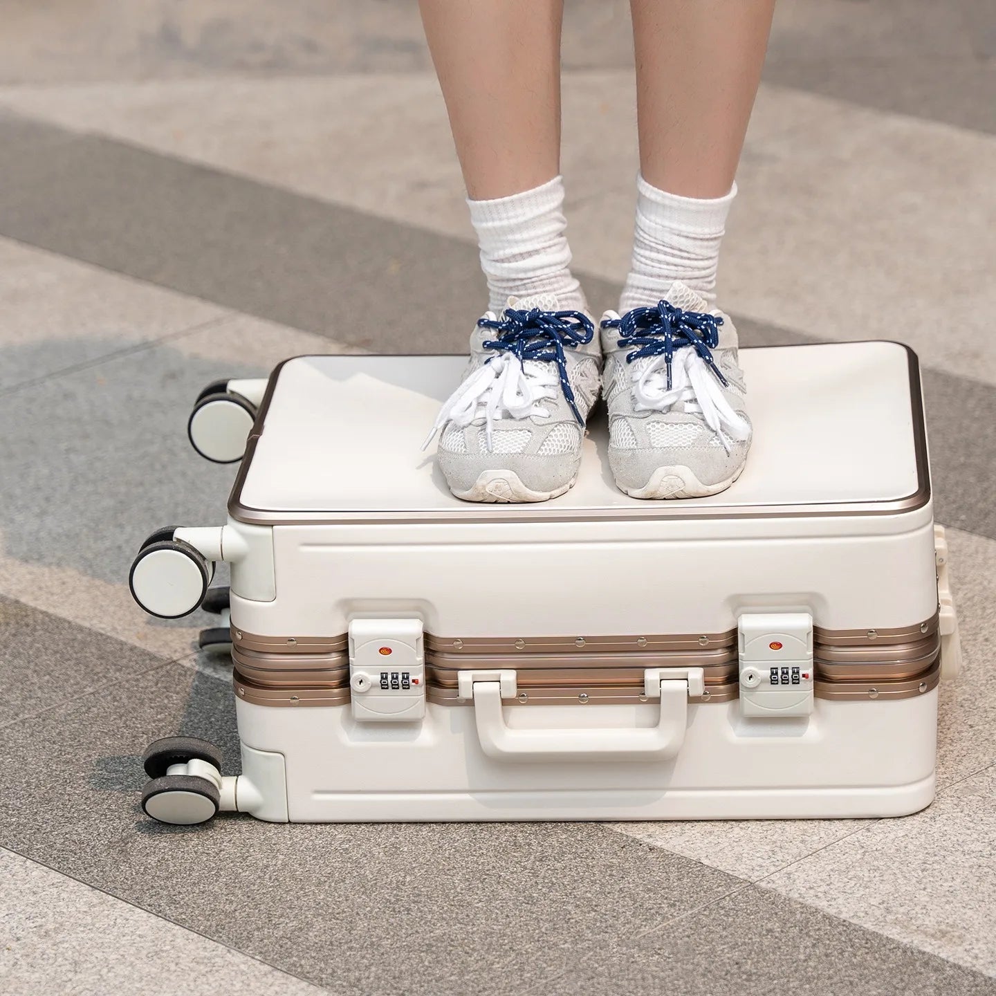 20"/24" Suitcase Fashoin Rolling Luggage Aluminum Frame Case with Wheel Alloy Trolley Bag ABS+PC Material Carry - On Cabin Travel - RELUX.STORE20"/24" Suitcase Fashoin Rolling Luggage Aluminum Frame Case with Wheel Alloy Trolley Bag ABS+PC Material Carry - On Cabin Travel